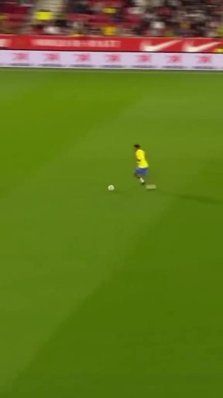 45歲還開(kāi)掛！小羅再現(xiàn)牛尾巴過(guò)人，微笑單挑門(mén)將輕松打進(jìn)